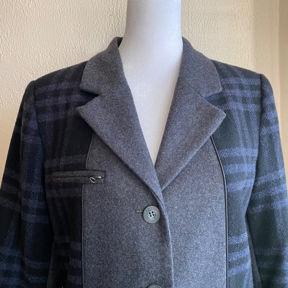 Sundance navy and gray plaid jacket with ribbed cuffs and pockets. Size 6 - Picture 2 of 11